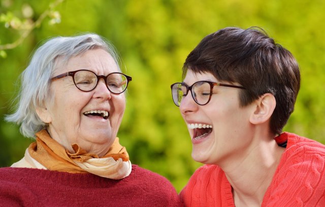 Twee lachende vrouwen
